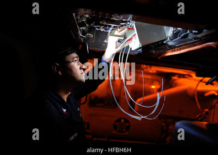 Pazifik (16. Oktober 2012) Luftfahrt Elektriker Gehilfe 1. Klasse Aaron Maler führt die Wartung auf ein MH-60 s Sea Hawk Hubschrauber vom Hubschrauber Meer bekämpfen Squadron (HSC) 6 an Bord des Flugzeugträgers USS Nimitz (CVN-68) während das Schiff für seine zusammengesetzte Einheit Übung im Gange ist. Der US-Marine ist zuverlässig, flexibel und bereit, auf, über und unter dem Meeresspiegel weltweit zu reagieren. Nehmen Sie das Gespräch in den sozialen Medien mit #warfighting. (Foto: U.S. Navy Mass Communication Specialist 2. Klasse Robert Winn/freigegeben) 121016-N-HN953-088 beitreten Gespräch http://www.facebook.com/ Stockfoto