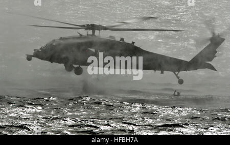 120205-N-RR095-052 Arabisches Meer (5. Februar 2012) signalisiert ein Such- und Rettungs-Schwimmer Entwarnung nach dem Sprung aus einer MH-60 s Sea Hawk Hubschrauber, Hubschrauber Meer bekämpfen Squadron (HSC) 23, während eine Suche und Rettung Trainingsübung zugewiesen. HSC-23 ist an Bord der amphibischen Angriff Schiff USS Makin Island (LHD 8) begonnen.  Makin Island und Marines zugewiesen, die 11. Marine Expeditionary Unit in Angriff genommen (11. MEU) bereitgestellt werden, Unterstützung von maritimer Sicherheitsoperationen und Sicherheitsbemühungen Zusammenarbeit Theater in den USA 5. Flotte Aufgabengebiet. (U.S. Navy Photo von Masse Kommunikation Specia Stockfoto