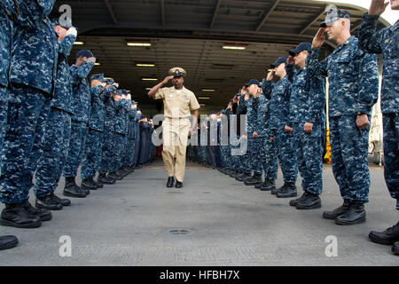 120429-N-ZC343-108 SASEBO, Japan (29. April 2012), die Senior Chief Operations Specialist Kenny Debnam von der Chef Mess begrüßte ist, wie er ist bonged"aus" amphibischer Angriff Schiff USS Essex (LHD-2). Debnam überträgt auf dem Flugzeugträger USS George Washington (CVN-73). Essex bereitet zurück nach San Diego, nachdem er die letzten 12 Jahren vorwärts nach Sasebo, Japan bereitgestellt. (Foto: U.S. Navy Senior Chief Masse Kommunikation Spezialist Joe Kane/freigegeben) - offizielle US Navy Bilder - ein Senior Chief Petty Officer ist von der Chef Mess begrüßte, denn er verlässt das Schiff für seine nächste du Stockfoto