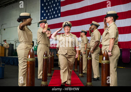 160916-N-EH855-047 NORFOLK (16. September 2016) Chef Logistik Spezialist Jennie Trady, aus Staten Island, New York, ist von Seite Boys während einer Chief Petty Officer pinning Zeremonie in der Hangarbucht der Flugzeugträger USS George Washington (CVN-73) begrüßte. George Washington ist in Norfolk Gridley. (Foto: U.S. Navy Mass Communication Specialist 3. Klasse Bryan Mai) 160916-N-EH855-047 160916-N-EH855-047 Stockfoto