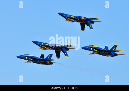 110310-N-BT887-005 EL CENTRO, Kalifornien (10. März 2011) F/A-18A Hornissen zugewiesen US Navy Flight Demonstration Team, die Blue Angels Praxis eine Routine während ihrer jährlichen Winter-Training am Naval Air Anlage El Centro, Kalifornien Das Team fliegt mindestens 120 Flüge und Zug sechs Tage die Woche, drei Flüge pro Tag während der 10-Wochen-Ausbildung machen. (Foto: U.S. Navy Masse Kommunikation Spezialist Seaman Benjamin Crossley/freigegeben) - offizielle US Navy Bilder - blauen Engel führen in El Centro. Stockfoto