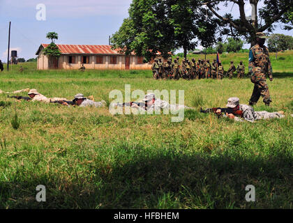 110609-N-EF657-028 ENTEBBE, Uganda (9. Juni 2011) Kadetten der US Military Academy in West Point und Midshipmen von der United States Naval Academy in Annapolis, Maryland, üben Zug Taktik mit Sowjet-Ära AK-47 Sturmgewehre während der Advanced Combat Training Kurs mit Mitgliedern von der ugandischen Menschen Defense Force (UPDF). Die UPDF und die amerikanischen Studenten nahmen an einen kulturellen und militärischen Austausch von Ideen im Laufe einer Woche, über die jeweils anderen Kulturen lernen und Austausch bewährter Praktiken. (Foto: U.S. Navy Mass Communication Specialist 2. Klasse Timothy Wilson/freigegeben) Stockfoto