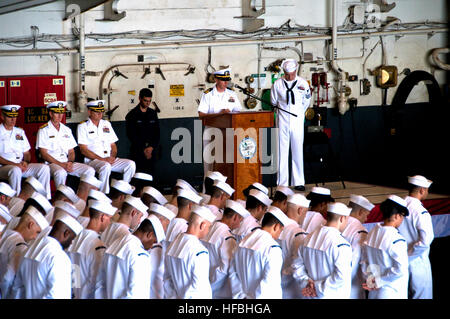 Eine Zeremonie an Bord der USS Enterprise erinnert an die Angriffe vom 11. September, einschließlich einer Segensfeier, während der Träger Seeverkehrsoperationen im Gebiet der 5. Flotte durchführt. Stockfoto