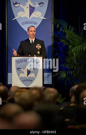 120110-N-MG658-111 CRYSTAL CITY:: VA (Jan. 10:: 2012) Chef des Naval Operations Admiral Jonathan W. Greenert liefert Hinweise während der 24. Oberfläche Marine Association Symposium. Das diesjährige Thema ist "Oberfläche Marine: A glaubwürdige Kraft in unsicheren Zeiten." (Foto: U.S. Navy Mass Communication Specialist 2. Klasse Todd Frantom/freigegeben) - offizielle US Navy Bilder - Chef des Naval Operations ADM Jonathan W. Greenert liefert Bemerkungen. Stockfoto