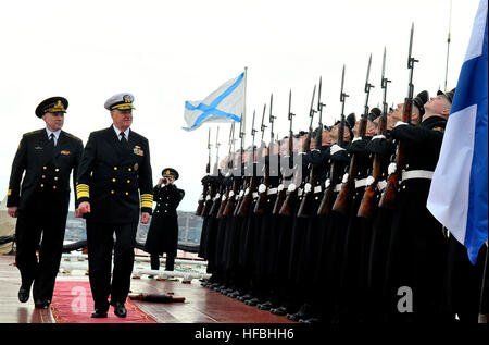 Der Chef der Marineoperationen inspiziert am 15. April 2011 während eines Besuchs der Nordflotte Personal der russischen Marine an Bord des nukleargetriebenen Kreuzers Pjotr Welikij (099) in Seweromorsk, Russland. Stockfoto