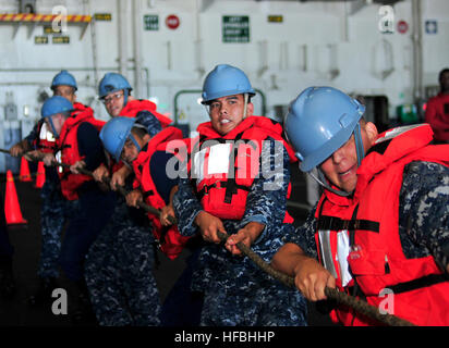 120902-N-ZT599-034 Pazifik (2. September 2012) Chief Petty Officer einberufene hieven auf einer Linie im Hangar des Flugzeugträgers USS George Washington (CVN-73) Bucht während einer Auffüllung am Meer mit der Military Sealift Command Flotte Nachschub Öler USNS John Ericsson (T-AO-194). (Foto: U.S. Navy Masse Kommunikation Spezialist Seemann Lehrling Brian H. Abel/freigegeben) - offizielle US Navy Bilder - Chief Petty Officer einberufene zu hieven, auf einer Linie. Stockfoto