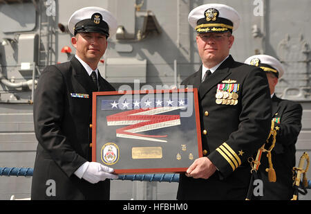 120309-N-YR391-152 MAYPORT, Florida (9. März 2012) CMdR Richard Meyer, Kommandierender Offizier der geführte Raketen Fregatte USS John L. Hall (FFG-32), erhält den Befehl Wimpel von Command Master Chief James Tocorzic während der Stilllegung Zeremonie für das Schiff am Naval Station Mayport. Hall, benannt zu Ehren von Admiral John L. Hall Jr., ist seit Juni 1982 im Dienst der US Navy. (Foto: U.S. Navy Mass Communication Specialist 2. Klasse Gary Granger Jr./freigegeben) - offizielle US Navy Bilder - Commander Richard Meyer erhält den Befehl Anhänger der USS John L. Hall. Stockfoto