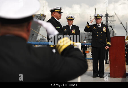 120309-N-YR391-158 MAYPORT, Florida (9. März 2012) Richard Meyer, Kommandierender Offizier der geführte Raketen Fregatte USS John L. Hall (FFG-32), ist von CMdR Michael Brand, das Schiff des Vorstands, während das Schiff Stilllegung Zeremonie am Naval Station Mayport begrüßte. Hall, benannt zu Ehren von Admiral John L. Hall Jr., ist seit Juni 1982 im Dienst der US Navy. (Foto: U.S. Navy Mass Communication Specialist 2. Klasse Gary Granger Jr./freigegeben) - offizielle US Navy Bilder - Commander Richard Meyer begrüßt, während die Stilllegung der USS John L. Hall. Stockfoto