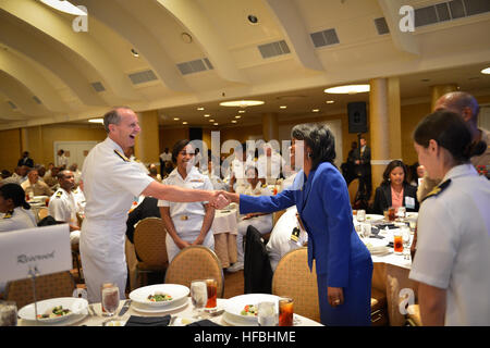 120726-N-WL435-065 neue ORLEANS (26. Juli 2012) Chief of Naval Operations (CNO) ADM Jonathan Greenert trifft mit Mitgliedern von der National Marine Offiziere Association (NNOA) vor der Auslieferung seiner Ausführungen als Gastredner bei einem Mittagessen veranstaltet von der NNOA. Während einers Keynote Bemerkungen er betonte die Bedeutung der Vielfalt spiegelt sich in der Flotte und es als eine der größten Stärken der Marine zugeschrieben. (Foto: U.S. Navy Mass Communication Specialist 1. Klasse Peter D. Lawlor/freigegeben) - offizielle US Navy Bilder - CNO trifft Mitglieder des Landesverbandes Marine Offiziere. (1) Stockfoto