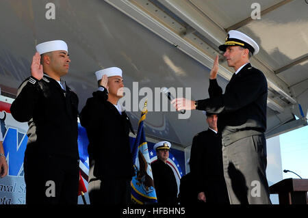 ROTA, Spanien (16. Oktober 2012) Chief of Naval Operations (CNO) ADM Jonathan Greenert reenlists zwei Matrosen stationiert am Naval Station Rota vor führen ein All-Hands-Gespräch, wo einer und Master Chief Petty Officer des Marine (INTERNIERUNGSLAGER) Mike Stevens Bemerkungen und Fragen beantwortet. Einer ist Spanien mit leitenden Führungskräften zu treffen und zu internationalen maritimen Beziehungen verbessern besuchen. Der US-Marine ist ständig eingesetzt, um Frieden zu erhalten, zu schützen Handel und Aggression durch vorwärts Präsenz zu verhindern. Nehmen Sie das Gespräch in den sozialen Medien mit #warfighting. (US Navy Foto Stockfoto