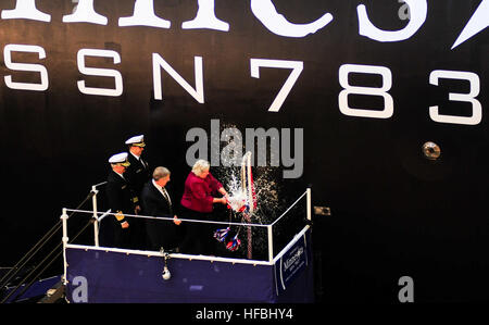 NEWPORT NEWS, Virginia (27. Oktober 2012) Ellen Roughead, Ehefrau des ehemaligen Chief of Naval Operations (CNO) Admiral Gary Roughead und Sponsor von der Virginia-Klasse u-Boot Pre-Commissioning Unit (PCU) Minnesota (SSN-783), bricht eine Flasche, um das Boot zu taufen. Minnesota ist der zehnte Virginia-Klasse u-Boot und das dritte Schiff der US Navy mit dem Namen des 32. Staates. Amerikas Segler sind Warfighters, eine schnelle und flexible Kraft weltweit eingesetzt. Nehmen Sie das Gespräch in den sozialen Medien mit #warfighting. (Foto: U.S. Navy Mass Communication Specialist 3. Klasse Billy Ho/freigegeben) 121027-N-QL471 Stockfoto