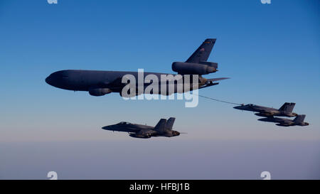 US fünfte Flotte Zuständigkeitsbereich (2. Oktober 2012) F/A-18 Hornets und Super Hornets aus Carrier Air Wing (CVW) 7 führen in Luftbetankung mit US-Luftwaffe KC-10A Extender im Flugbetrieb. CVW-7 ist an Bord der Flugzeugträger USS Dwight D. Eisenhower (CVN-69) Durchführung von maritimer Sicherheitsoperationen, Theater Sicherheitsbemühungen Zusammenarbeit und Unterstützung Missionen für die Operation Enduring Freedom in den USA begann 5. Flotte Aufgabengebiet. Der US-Marine ist ständig eingesetzt, um Frieden zu erhalten, zu schützen Handel und Aggression durch vorwärts Präsenz zu verhindern. Anschließen der conv Stockfoto