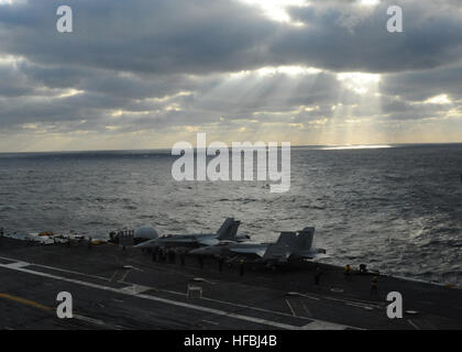 111208-N-RB391-068 Atlantik (8. Dezember 2011) Besatzungsmitglieder bereiten F/A-18E Super Hornets für Flug an Bord des Flugzeugträgers USS Enterprise (CVN-65). Unternehmen führt im Gange Flugdeck Qualifizierung und training in Vorbereitung auf ihren 22. und letzten Einsatz Seemannschaft. (Foto: U.S. Navy Masse Kommunikation Spezialist Seemann Gregory White/freigegeben) - offizielle US Navy Bilder - Flug Prep. Stockfoto