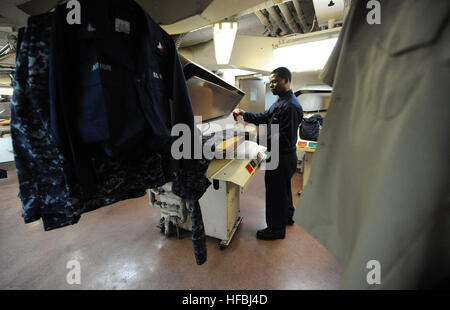 110601-F-ET173-118 Pazifik (1. Juni 2011) Schiff Serviceman Seemann Ryan Swinton, aus West Palm Beach, Florida, drückt Uniformen in das Schiff Waschküche an Bord der Military Sealift Command Lazarettschiff USNS Comfort (T-AH 20) im Jahr 2011 weiterhin versprechen. Weiterhin verspricht eine fünfmonatige humanitäre Hilfsmission, Karibik, Mittel- und Südamerika. (US Air Force Foto von Staff Sgt. Alesia Goosic/freigegeben) - offizielle US Navy Bilder - Florida Native-Sailor drückt Uniformen im Schiff %%% E2 %%% 80 %%% 99s Waschküche an Bord USNS C Stockfoto