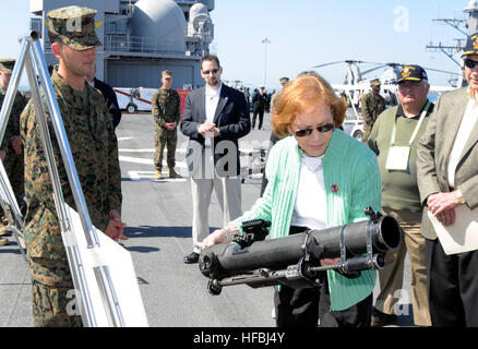 120310-N-XH369-108 SAN DIEGO (10. März 2012) ehemalige First Lady Rosalynn Carter untersucht ein Marine-Raketenwerfer während einer Tour durch die amphibischen Angriff Schiff USS Peleliu (LHA-5). Sie schloss sich der ehemalige Präsident Jimmy Carter und seine Stiftung fast 250 Gäste und Flagge Offiziere, moderiert von Vice Admiral Gerald Beaman, Kommandeur der US-3. Flotte, verbrachte den Tag mit Matrosen und Marinesoldaten, die verschiedenen Bereiche des Schiffes und Flugzeuge zu sehen. (Foto: U.S. Navy Chief Masse Kommunikation Spezialist Jeremy L. Wood/freigegeben) - offizielle US Navy Bilder - ehemalige First Lady Rosalynn Carter untersucht eine M Stockfoto