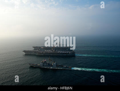 U.S. 5. Flotte Zuständigkeitsbereich (27. September 2012) der Flugzeugträger USS Enterprise (CVN-65), Flugzeugträger der Nimitz-Klasse USS Dwight D. Eisenhower (CVN-69) und geführte Flugkörper Kreuzer der Ticonderoga-Klasse USS Vicksburg (CG-69) und USS Stadt Hue (CG 66) sind im Gange in Formation während einer Übung vorbei. Enterprise, Dwight D. Eisenhower, Vicksburg und Hue City werden in den USA bereitgestellt 5. Flotte Aufgabengebiet Durchführung von maritimer Sicherheitsoperationen, Theater Sicherheitsbemühungen Zusammenarbeit und Unterstützung Missionen im Rahmen der Operation Enduring Freedom. Nehmen Sie das Gespräch auf soc Stockfoto