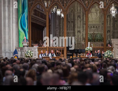 Eine Gedenkfeier in der Washington National Cathedral ehrt Neil Armstrong, den ersten Menschen, der auf dem Mond spazierte, mit Anmerkungen des Kommandanten von Apollo 17, Gene Cernan. Stockfoto