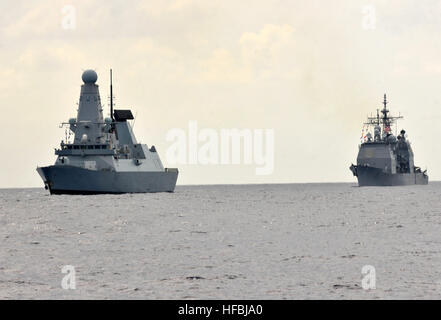 Karibik (27. September 2012) der Royal Navy Zerstörer HMS Dauntless (D-33), links, läuft in Formation mit der Ticonderoga-Klasse geführte Flugkörper Kreuzer USS Anzio (CG-68) während der UNITAS Atlantic 2012. UNITAS ist eine jährliche multinationalen Übung die beinhaltet Seestreitkräfte aus 13 Partnerstaaten, Interoperabilität und Zusammenarbeit untereinander zu fördern und durch die vierte Flotte gehostet wird. (Foto: U.S. Navy Mass Communication Specialist 3. Klasse Frank J. Pikul/freigegeben) 120927-N-ZE938-393 beitreten Gespräch www.facebook.com/USNavy www.twitter.com/USNavy navylive.dodlive.mil - Beamten U. Stockfoto