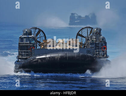 Mittelmeer (7. Mai 2012) Landungsboote Luftkissen kehren in das Welldeck der amphibischen Transportschiff der Dock USS New York (LPD-21) nach in der Bucht von Souda, Griechenland. New York, mit eingeschifften 24. Marine Expeditionary Unit ist Bestandteil der Iwo Jima amphibisches bereit und wird eingesetzt zur Unterstützung der Sicherheit im Seeverkehr Operationen und Sicherheitsbemühungen Zusammenarbeit Theater in den USA 6. Flotte Aufgabengebiet. (Foto: U.S. Navy Mass Communications Specialist 2. Klasse Zane Ecklund/freigegeben) 120507-N-NN926-157 beitreten das Gespräch http://www.facebook.com/USNavy http://ww Stockfoto