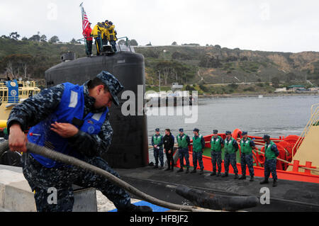 120306-N-HG315-001-SAN DIEGO (6. März 2012)-Linie nehmen Handler in Zeilen an Land aus dem u-Boot USS Topeka (SSN-754) wie Topeka San Diego fährt für einen geplanten sechsmonatigen westlichen Pazifik Einsatz zur Unterstützung der Chief of Naval Operations Maritime Strategie, die Sicherheit auf See umfasst, weiterleiten, Präsenz, Meer Kontrolle und Machtprojektion gegossen. Topeka wurde 21. Oktober 1989 in Betrieb genommen und ist benannt nach Topeka, Kansas. Mehr als 6.900 t verdrängen, Topeka hat eine Besatzung von fast 140 Matrosen und ist einer der sechs Los-Angeles-Klasse, schnell-Angriff u-Boote Gridley in San Diego. (US-Navy Stockfoto