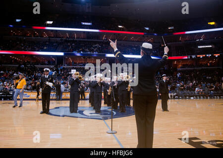 120210-N-HZ247-169 MEMPHIS (10. Februar 2012) Lt. j.g. Kelly Cartwright, Direktor der Marine Band Mid-South führt die Band während einer Halbzeit-Show at the Memphis Grizzlies und Indiana Pacers spielen. Die Memphis Grizzlies Feb. 10 als "Military Appreciation Night" bezeichnet und Militärpersonal ermäßigte Tickets angeboten. (Foto: U.S. Navy Mass Communication Specialist 1. Klasse Davis Anderson/freigegeben) - offizielle US Navy Bilder - Lt. j.g. Kelly Cartwright, Direktor der Marine Band Mid-South führt die Band während einer Halbzeit-Show at the Memphis Grizzlies und Indiana Pacers spielen. Stockfoto