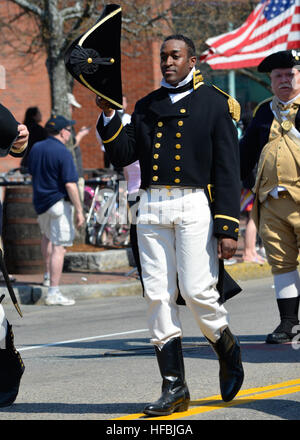 LEXINGTON, Massachusetts (16. April 2012) Lt. Albert R. Sharlow, Operationsoffizier zugewiesen, USS Constitution, marschiert in die Lexington Patriots Day Parade. Patrioten ' Day ist ein civic Feiertag gefeiert von Massachusetts und Maine zum Gedenken an die Schlacht von Lexington und Concord, die ersten Schlachten des amerikanischen Unabhängigkeitskrieges. (Foto: U.S. Navy Mass Communication Specialist 2. Klasse Kathryn E. Macdonald/freigegeben) 120416-N-SH953-143 beitreten das Gespräch http://www.facebook.com/USNavy http://www.twitter.com/USNavy http://navylive.dodlive.mil - offizielle US Navy Bilder - Lt. Sharlow aus Stockfoto