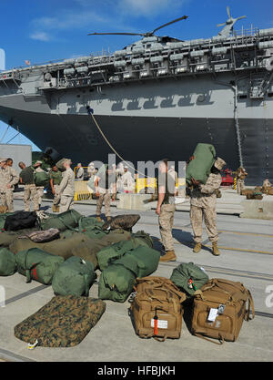 120820-N-KB563-185 OKINAWA, Japan (20. August 2012) Marines zugewiesen der 31. Marine Expeditionary Unit (MEU 31.) Getriebe während einer Einschiffung an Bord der amphibischen Angriff Schiff USS Bonhomme Richard (LHD-6) bewegen. Bonhomme Richard begann die 31. MEU zunächst Durchführung von amphibischen Operationen im westlichen Pazifik. Die Bonhomme Richard amphibische bereit Gruppe besteht aus der amphibischen Angriff Schiff Bonhomme Richard (LHD-6), die amphibische dock Landungsschiff USS Tortuga (LSD-46), der amphibious Transport dock USS Denver (LPD-9), 31. MEU, amphibischen Geschwader (PHIBRON) 11 und Naval Strand Stockfoto