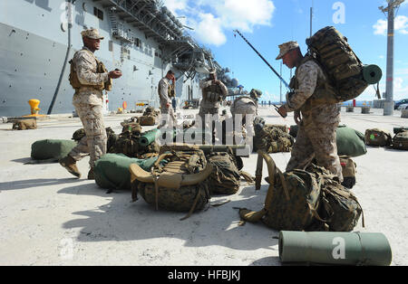 120820-N-KB563-180 OKINAWA, Japan (20. August 2012) Marines zugewiesen der 31. Marine Expeditionary Unit (MEU 31.) Getriebe während einer Einschiffung an Bord der amphibischen Angriff Schiff USS Bonhomme Richard (LHD-6) bewegen. Bonhomme Richard begann die 31. MEU zunächst Durchführung von amphibischen Operationen im westlichen Pazifik. Die Bonhomme Richard amphibische bereit Gruppe besteht aus der amphibischen Angriff Schiff Bonhomme Richard (LHD-6), die amphibische dock Landungsschiff USS Tortuga (LSD-46), der amphibious Transport dock USS Denver (LPD-9), 31. MEU, amphibischen Geschwader (PHIBRON) 11 und Naval Strand Stockfoto