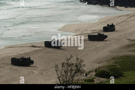 120801-N-SS993-301 MARINE CORPS BASE HAWAII KANEOHE BAY (1. August 2012) Marine amphibische Fahrzeuge zugeordnet zu den amphibischen Angriff Schiff USS Essex (LHD-2) fahren Sie an einem Strand in Bildung während des Trainings eine mechanisierte Angriff während der Rand des Pazifik (RIMPAC) 2012. Zweiundzwanzig Nationen, mehr als 40 Schiffe und u-Boote, mehr als 200 Flugzeugen und 25.000 Mitarbeiter beteiligen sich an der Biennale RIMPAC Übung vom 29. Juni bis 3. August in und rund um die Inseln von Hawaii. Der weltweit größte internationale maritime Übung RIMPAC bietet eine einzigartige Trainingsmöglichkeit, die Teilnehmern hilft Stockfoto