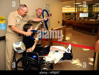 110810-N-UB993-014 SAN DIEGO (10. August 2011) Rear Admiral C. Forrest Faison III, links, Kommandeur der Marine CPL. Max Gauthier, Naval Medical Center San Diego und Lt. CMdR Brian Beale, rechts, schneiden das Band in die neue chirurgische Abteilung für verwundete, Kranke und verletzte Service-Mitglieder. Die neue Gemeinde soll eine Vielzahl der benötigten Pflege an einem zentralen Ort zu bieten. (Foto: U.S. Navy Mass Communication Specialist 1. Klasse Anastasia Puscian/freigegeben) - offizielle US Navy Bilder - Marine durchschneidet das Band in die neue chirurgische Abteilung für verwundete, Kranke und verletzte Service-Mitglieder Stockfoto