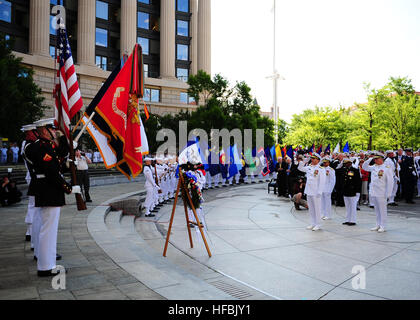 120604-N-KV696-128 WASHINGTON (4. Juni 2012) Chief of Naval Operations (CNO) ADM Jonathan W. Greenert, Vice Admiral Manson K. Brown, US Coast Guard stellvertretender Kommandant für Unterstützungsmission, Generalleutnant Willie Williams, Direktor des Marine Corps Personal und Rear Admiral Patrick Lorge, Kommandant der Naval District Washington, Gruß während der Verlegung eine Kranzniederlegung am Marine-Denkmal zum Gedenken an den 70. Jahrestag der Schlacht von Midway. Die Schlacht von Midway war der Wendepunkt im Pazifikkrieg und die Bühne für die Vereinigten Staaten, dem zweiten Weltkrieg zu gewinnen. (U.S. Navy Photo von Masse Kommunikation Stockfoto