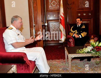 110117-N-8273J-256 MANAMA, Bahrain (17. Januar 2011) Chief of Naval Operations (CNO) Admiral Gary Roughead trifft sich mit seiner Majestät das König Hamad bin Isa Al Khalifa während eines Anrufs Büro bei einem Besuch in Manama, Bahrain. (US Navy Foto von Chief Masse Kommunikation Spezialist Tiffini Jones Vanderwyst/freigegeben) - offizielle US Navy Bilder - Marine senior Admiral trifft sich mit bahrainische König. Stockfoto