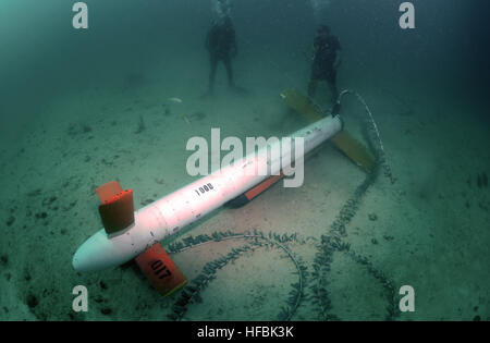 Arabisches Meer (27. Oktober 2012) Explosive Verordnung Entsorgung 2. Klasse Adam Pierce, links, zugewiesen, Explosive Verordnung Entsorgung Mobile Einheit (EODMU) 1 und Navy Diver 3. Klasse Joseph Ziemba, zugewiesen, Mobile Tauchen und Salvage Unit (MDSU) 1 Unternehmen 1-5, finish Provenue Verfahren in Vorbereitung, um in der Luft erholen Mine Gegenmaßnahmen Gerät. Der US-Marine ist ständig eingesetzt, um Frieden zu erhalten, zu schützen Handel und Aggression durch vorwärts Präsenz zu verhindern. Nehmen Sie das Gespräch in den sozialen Medien mit #warfighting. (U.S. Navy Photo von Chief Masse Kommunikation Spezialist Jayme Past Stockfoto