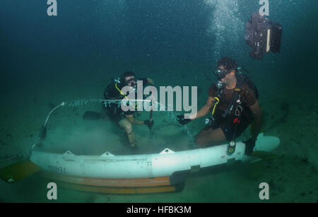 Arabisches Meer (27. Oktober 2012) Explosive Verordnung Entsorgung 2. Klasse Adam Pierce, rechts, zugewiesen, Explosive Verordnung Entsorgung Mobile Einheit (EODMU) 1, hilft Navy Diver 3. Klasse Joseph Ziemba, zugewiesen, Mobile Tauchen und Salvage Unit (MDSU) 1 Unternehmen 1-5, schneiden die Schleppleine, in der Luft mir Gegenmaßnahmen Gerät. Der US-Marine ist ständig eingesetzt, um Frieden zu erhalten, zu schützen Handel und Aggression durch vorwärts Präsenz zu verhindern. Nehmen Sie das Gespräch in den sozialen Medien mit #warfighting. (Foto: U.S. Navy Chief Masse Kommunikation Spezialist Jayme Pastoric/freigegeben) 121027-N-XD935-037 Stockfoto