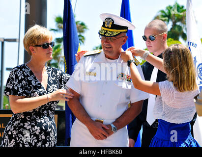 120813-N-XB536-050 SAN DIEGO (13. August 2012) Rear Adm. C. Forrest Faison III, Kommandant der Naval Medical Center San Diego (NMCSD) und Marine Medizin West (NMW), Center, erhält neue Schulterklappen von seiner Familie während einer Zeremonie, die Förderung von ihm bis zum Konteradmiral (obere Hälfte). Faison übernahm das Kommando über NMCSD und NMW Aug. 2010 führt 10 Navy militärische Anlagen und überwachen die medizinische Versorgung von mehr als 675.000 Begünstigten in der gesamten westlichen Pazifischen Region. (Foto: U.S. Navy Mass Communication Specialist 1. Klasse Phillip D. James Jr./freigegeben)-offizielle US Navy Bilder Stockfoto