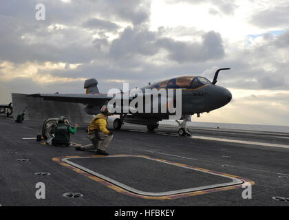 110222-N-2937R-351 SOUTH CHINA SEA (22. Februar 2011) startet eine EA-6 b Prowler zugewiesen, der Lanzenreiter des elektronischen Angriff Geschwader (VAQ) 131 aus dem Flugzeugträger USS Abraham Lincoln (CVN-72). Die Abraham Lincoln Carrier Strike Group ist auf eine geplante Bereitstellung zu den US 7. und 5. Flotte von Verantwortung maritimer Sicherheitsoperationen und Theater Sicherheit Zusammenarbeit Bemühungen um die Bedingungen für die Stabilität in der Region zu unterstützen. (Foto: U.S. Navy Masse Kommunikation Spezialist Seemann Adam Randolph/freigegeben) - offizielle US Navy Bilder - Prowler startet von USS Abraham Lin Stockfoto