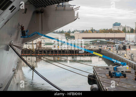 161021-N-GS192-019 BREMERTON, Washington (21. Oktober 2016) Segler abwischen USS John C. Stennis' (CVN-74) Rumpf vor dem Lackieren. John C. Stennis ist eine planmäßige Wartung Verfügbarkeit am Naval Base Kitsap-Bremerton dirigieren. (US Navy Foto von Seemann Andrew J. Lett/freigegeben) 161021-N-GS192-019 161021-N-GS192-019 Stockfoto