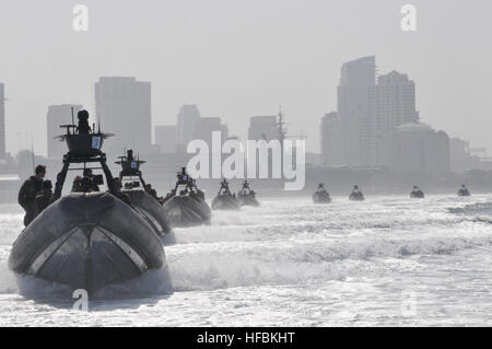 120607-N - CG160-090 SAN DIEGO (7. Juni 2012) Rigid-Rumpf Schlauchboote tragen spezielle Boot Team (SBT) 12 Segler und Gäste durch San Diego Bay zu einer auf See-Änderung der Befehl. CMdR Shane C. Voudren entlastet CMdR Michael Stull. (Foto: U.S. Navy Masse Kommunikation Spezialist Seemann Genf G. Brier/freigegeben) - offizielle US Navy Bilder - Festrumpf Schlauchboote tragen spezielle Boot Team 12 Segler und Gäste durch die San Diego Bay zu einer auf See-Änderung der Befehl. Stockfoto