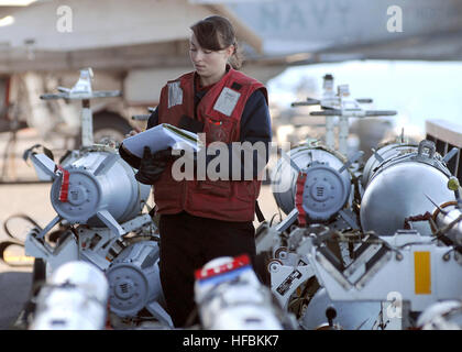 110217-N-DM338-087 Pazifik (17. Februar 2011) Aviation Ordnanceman 3. Klasse Shirley Shugar, entnimmt Joppe, Ala., Inventar der Artillerie in der Farm Bombe an Bord des Flugzeugträgers USS Ronald Reagan (CVN-76). Ronald Reagan Carrier Strike Group baut Training vor der Bereitstellung in der westlichen Pazifischen Ozean und US Central Command Verantwortungsbereich im Gange. (Foto: U.S. Navy Masse Kommunikation Spezialist Seaman Nicholas A. Groesch/freigegeben) - offizielle US Navy Bilder - Sailor-Alabama native Vorräte Munition an Bord der USS Ronald Reagan. Stockfoto