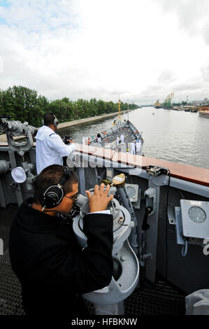 110628-N-OM642-040 ST. PETERSBURG, Russland (28. Juni 2011) Seeleute an Bord der geführte Raketen Fregatte USS Carr (FFG 52) stehen spezielle Meer und Anker Detail wie die Schiffe in den Hafen von St. Petersburg. Carr ist auf eine geplante Dreimonats-Bereitstellung unterstützen maritimer Sicherheitsoperationen und Sicherheitsbemühungen Zusammenarbeit Theater in den USA 6. Flotte Aufgabengebiet. (Foto: U.S. Navy Mass Communication Specialist 1. Klasse Gary Keen/freigegeben) - offizielle US Navy Bilder - Matrosen an Bord USS Carr stehen besonderes Meer und Anker Detail, wie das Schiff den Hafen von St. Petersburg gelangt Stockfoto