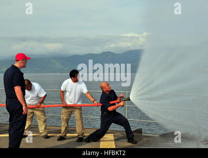 110523-N-CO162-010 PHILIPPINENSEE (23. Mai 2011) Schaden Controlman 2. Klasse Anthony Kevan und zivilen Seeleute (CIVMARS) zugewiesen, das u-Boot-tender USS Frank Kabel (AS 40) Schadensbegrenzung Schulungen beim Durchgang durch den philippinischen Inseln durchführen. Frank Cable führt Wartungs- und u-Boote und Überwasserschiffe eingesetzt in den USA 7. Flotte Aufgabengebiet. (Foto: U.S. Navy Masse Kommunikation Spezialist Seemann Apprentice Chris Salisbury/freigegeben) - offizielle US Navy Bilder - Segler und Zivildienst Mariners zugewiesen an USS Frank Kabel (AS 40) führen Damm Stockfoto