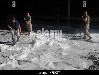 US fünfte Flotte Zuständigkeitsbereich (24. Oktober 2012) Matrosen und Marinesoldaten waschen unten gut Deck die amphibischen Transportschiff der Dock USS New York (LPD-21). New York ist Teil der Iwo Jima amphibisches bereit Gruppe mit eingeschifften 24. Marine Expeditionary Unit und zur Unterstützung der Sicherheit im Seeverkehr Operationen und Sicherheitsbemühungen Zusammenarbeit Theater in den USA bereitgestellt wird 5. Flotte Aufgabengebiet. Der US-Marine ist ständig eingesetzt, um Frieden zu erhalten, zu schützen Handel und Aggression durch vorwärts Präsenz zu verhindern. Nehmen Sie das Gespräch in den sozialen Medien mit #warfighting. (US-Nav Stockfoto