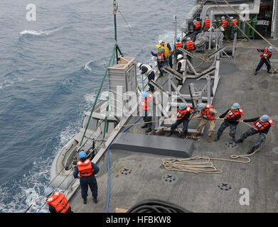 120601-N-YQ852-042 SAN DIEGO (1. Juni 2012) Matrosen und Marinesoldaten niedriger ein Festrumpf-Schlauchboot (RHIB) an Bord der Whidbey-Island-Klasse Andocken Landungsschiff USS Rushmore (LSD-47). Rushmore ist Bestandteil der Peleliu amphibische bereit und läuft für die amphibischen Geschwader (PHIBRON) Marine Expeditionary Unit (MEU) integrierte Ausbildung (PMINIT) in den Pazifischen Ozean. (Foto: U.S. Navy Massenkommunikation 3. Klasse Shawnte Bryan/freigegeben) - offizielle US Navy Bilder - Matrosen und Marinesoldaten senken ein Festrumpf-Schlauchboot. Stockfoto