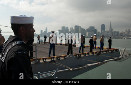 SAN FRANCISCO (9. Oktober 2012) Matrosen und Marinesoldaten Mann die Schienen der amphibischen Angriff Schiff USS Makin Island (LHD 8), weil das Schiff San Francisco Ende des San Francisco Fleet Week 2012 verlässt. San Francisco Fleet Week war vom 3.-8. Oktober geplant und brachte mehr als 2.500 Matrosen, Marines und Küste Gardisten von vier Schiffen der Stadt von San Francisco um Personal, Technik und Funktionen von Meer-Diensten zu unterstreichen. (Foto: U.S. Navy Mass Communication Specialist 2. Klasse Dominique Pineiro/freigegeben) 121009-N-PB383-367 beitreten das Gespräch http://www.faceboo Stockfoto