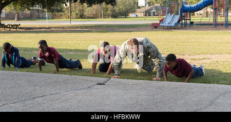 161101-N-SF508-426 BATON ROUGE, Louisiana (1. November 2016) – Senior Chief Petty Officer Steve Carlson, zugewiesen, Explosive Ordnance Entsorgung Group (EODGRU) 2, macht Liegestütze mit Kindern in den Wald Höhen Akademie Boys and Girls Club im Rahmen des Baton Rouge Marine Woche 2016. Baton Rouge ist eines der ausgewählten Städten an Host 2016 Navy Woche, eine Sensibilisierung der US-Marine durch lokale Öffentlichkeitsarbeit, Zivildienst und Ausstellungen gewidmet. (Foto: U.S. Navy Petty Officer 2. Klasse Charles Oki/freigegeben) 161101-N-SF508-426 161101-N-SF508-426 Stockfoto