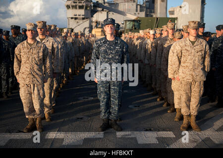 120604-N-KS651-052 Pazifik (4. Juni 2012) Matrosen und Marinesoldaten Stand stramm an Bord der amphibischen Dock Landungsschiff USS Pearl Harbor (LSD-52) in Erinnerung an den 70. Jahrestag der Schlacht von Midway. Pearl Harbor und eingeschifften Marines an der 11. Marine Expeditionary Unit angeschlossen sind im Einsatz, die Durchführung von Operationen in den USA 7. Flotte Aufgabengebiet als Bestandteil der Makin Island amphibische bereit. (Foto: U.S. Navy Mass Communication Specialist 2. Klasse Jason Behnke/freigegeben) - offizielle US Navy Bilder - Matrosen und Marinesoldaten stehen bei Aufmerksamkeit Ab Stockfoto