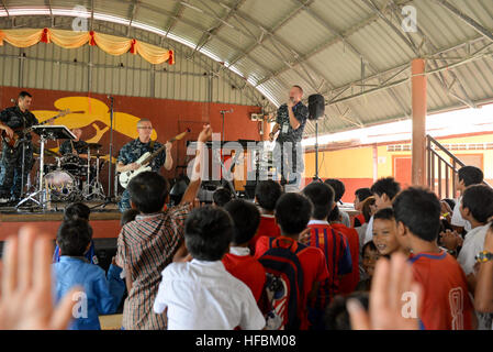 SIHANOUK VILLE, Kambodscha (4. November 2016) die 7. Flotte-Rock-Band "Orient Express" in M'Lop Tapang Waisenhaus im Rahmen der CARAT Kambodscha führt. Karat ist eine Reihe von jährlichen maritimen Übungen zwischen der U.S. Navy, U.S. Marine Corps und der Streitkräfte der neun Partnernationen, Bangladesch, Brunei, Kambodscha, Indonesien, Malaysia, die Philippinen, Singapur, Thailand und Timor-Leste aufzunehmen. (Foto: U.S. Navy Petty Büro 2. Klasse Jason Kofonow/freigegeben) 161104-N-CZ848-096 161104-N-CZ848-096 Stockfoto