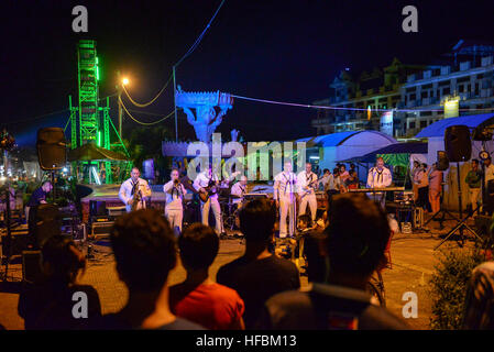 SIHANOUK VILLE, Kambodscha (4. November 2016) die 7. Flotte-Rock-Band "Orient Express" am alten Busbahnhof in Sihanouk Ville im Rahmen der CARAT Kambodscha führt. Karat ist eine Reihe von jährlichen maritimen Übungen zwischen der U.S. Navy, U.S. Marine Corps und der Streitkräfte der neun Partnernationen, Bangladesch, Brunei, Kambodscha, Indonesien, Malaysia, die Philippinen, Singapur, Thailand und Timor-Leste aufzunehmen. (Foto: U.S. Navy Petty Büro 2. Klasse Jason Kofonow/freigegeben) 161104-N-CZ848-159 161104-N-CZ848-159 Stockfoto