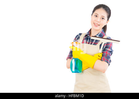 Portrait über eine schöne junge asiatische Frauen Hausarbeit mit Glasreinigung Wischer isoliert weißen Hintergrund zu tun. Schöne frische energetische multir Stockfoto