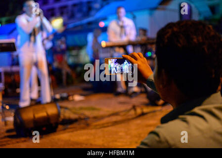 161104-N-CZ848-178 SIHANOUK VILLE, Kambodscha (4. November 2016) die 7. Flotte-Rock-Band "Orient Express" am alten Busbahnhof in Sihanouk Ville im Rahmen der CARAT Kambodscha führt. Karat ist eine Reihe von jährlichen maritimen Übungen zwischen der U.S. Navy, U.S. Marine Corps und der Streitkräfte der neun Partnernationen, Bangladesch, Brunei, Kambodscha, Indonesien, Malaysia, die Philippinen, Singapur, Thailand und Timor-Leste aufzunehmen. (Foto: U.S. Navy Petty Büro 2. Klasse Jason Kofonow/freigegeben) 161104-N-CZ848-178 161104-N-CZ848-178 Stockfoto